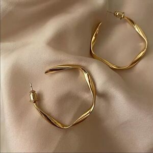 #27 🎉RESTOCKED Vintage 18k Gold/Sterling Twisted C Shape Hoop Earrings
